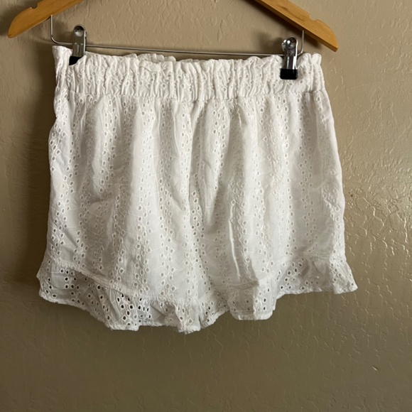 Hollister White Crop top and short set - Picture 5 of 6